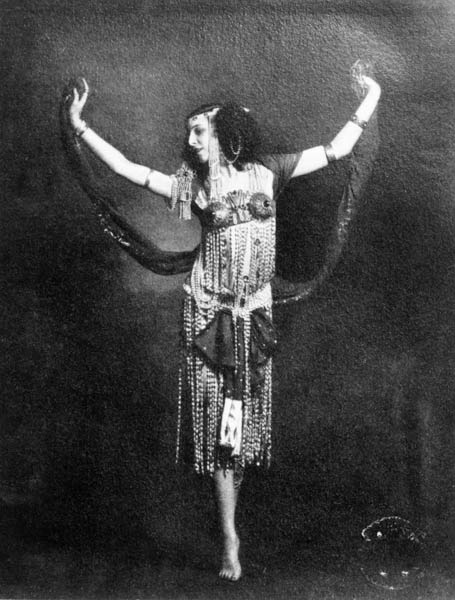 Ida Rubinstein in the role of Salome (b/w photo)  von French Photographer