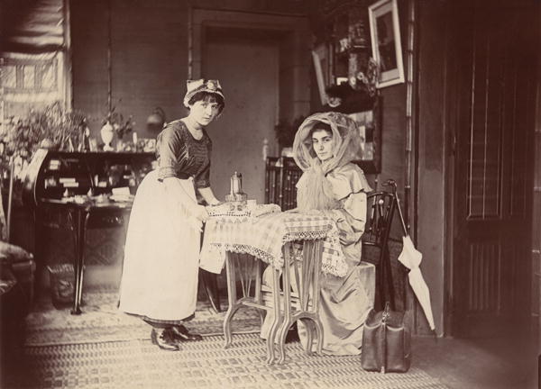 Woman travelling, c.1900 (b/w photo)  von French Photographer