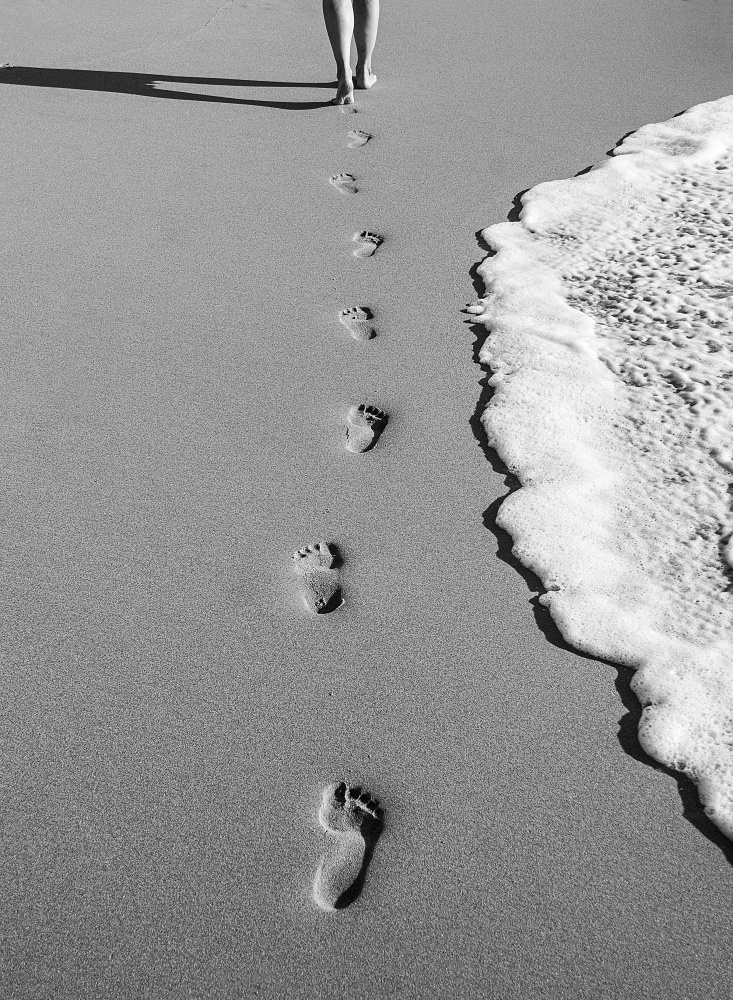 Footprints on the beach von Adolfo Urrutia