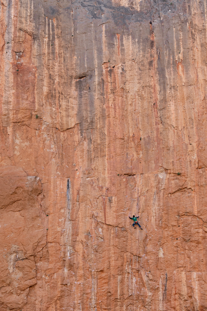 Against the wall von Adolfo Urrutia