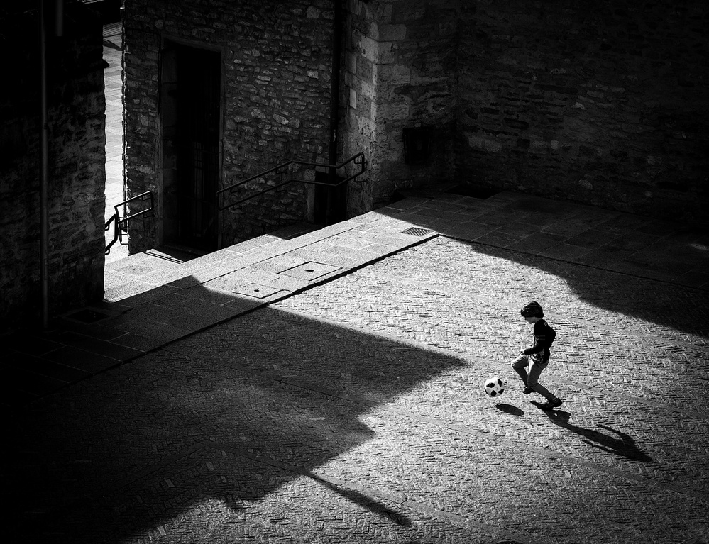 Child playing football von Adolfo Urrutia