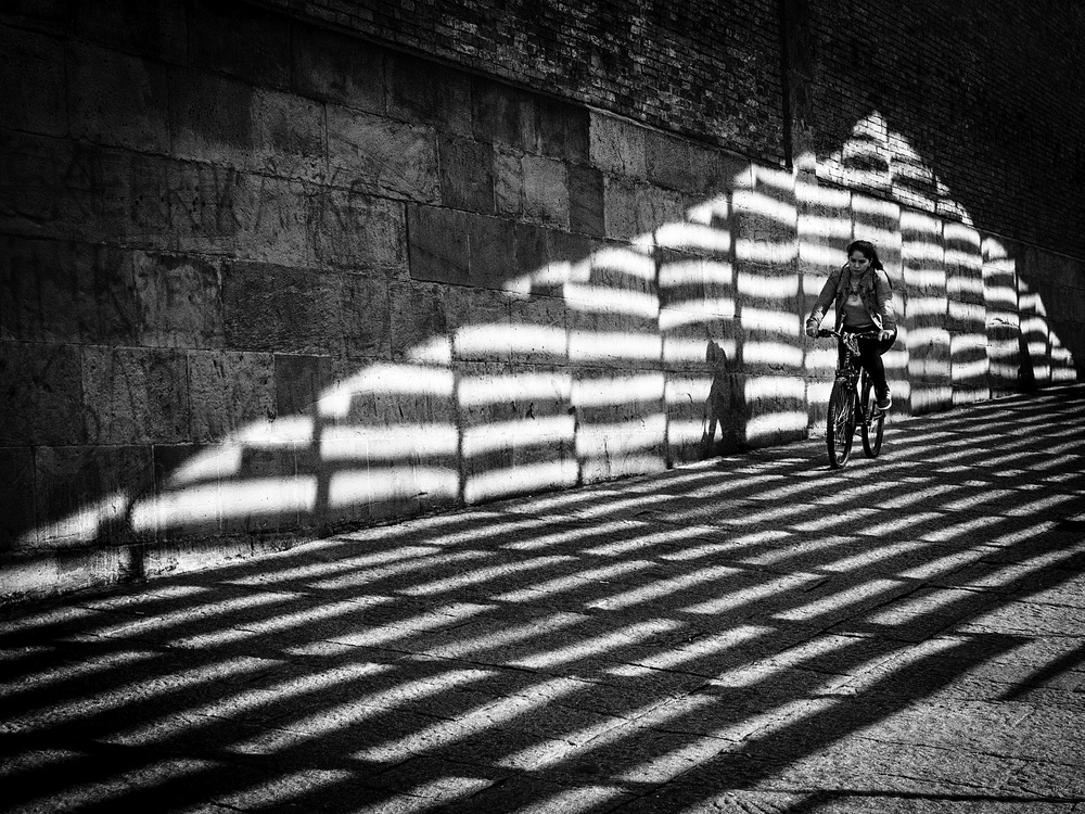 Cyclist between lights von Adolfo Urrutia