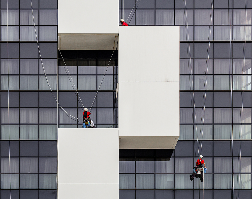 Cleaning the facade von Adolfo Urrutia