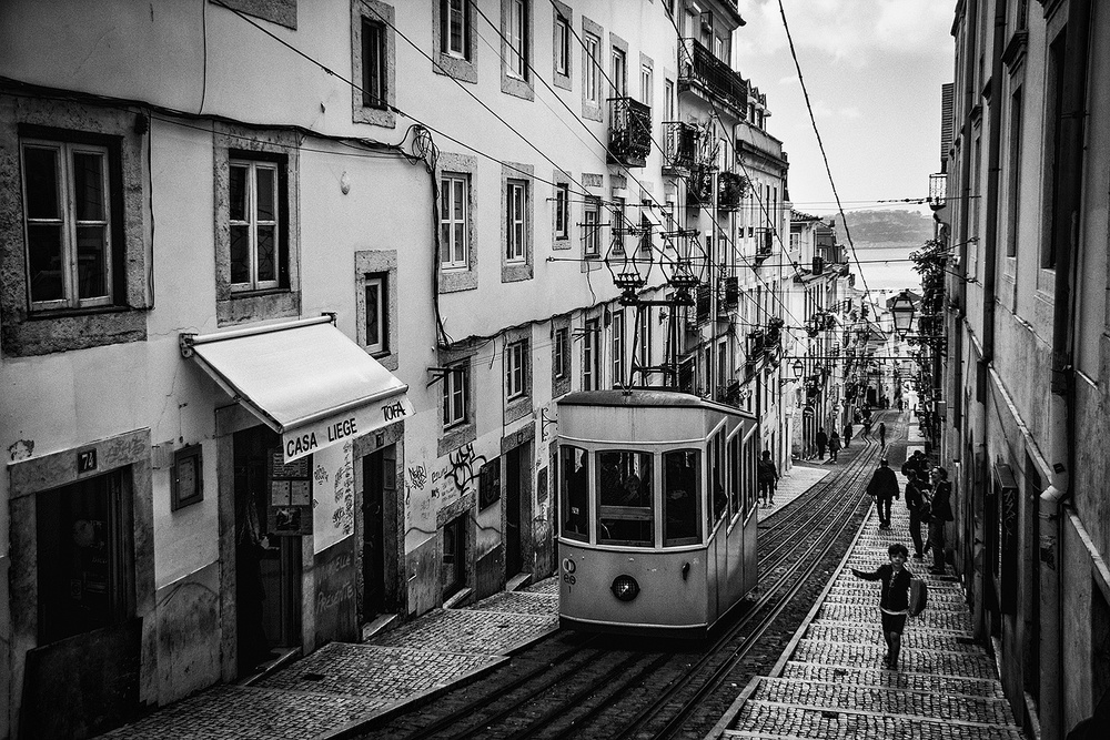 Tram in Lisbon von Adolfo Urrutia