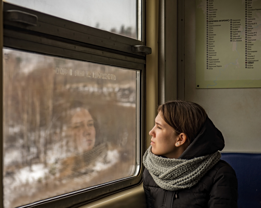 Lady in a train von Aharon Golani