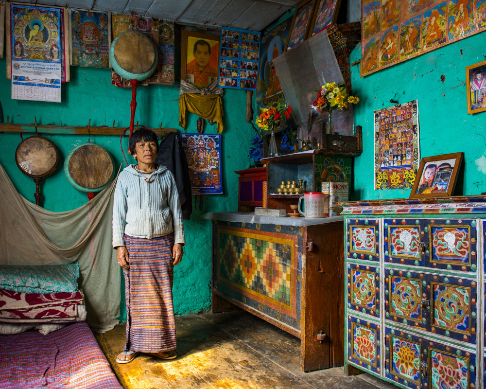 Woman in her living room, Bhutan. von Aharon Golani