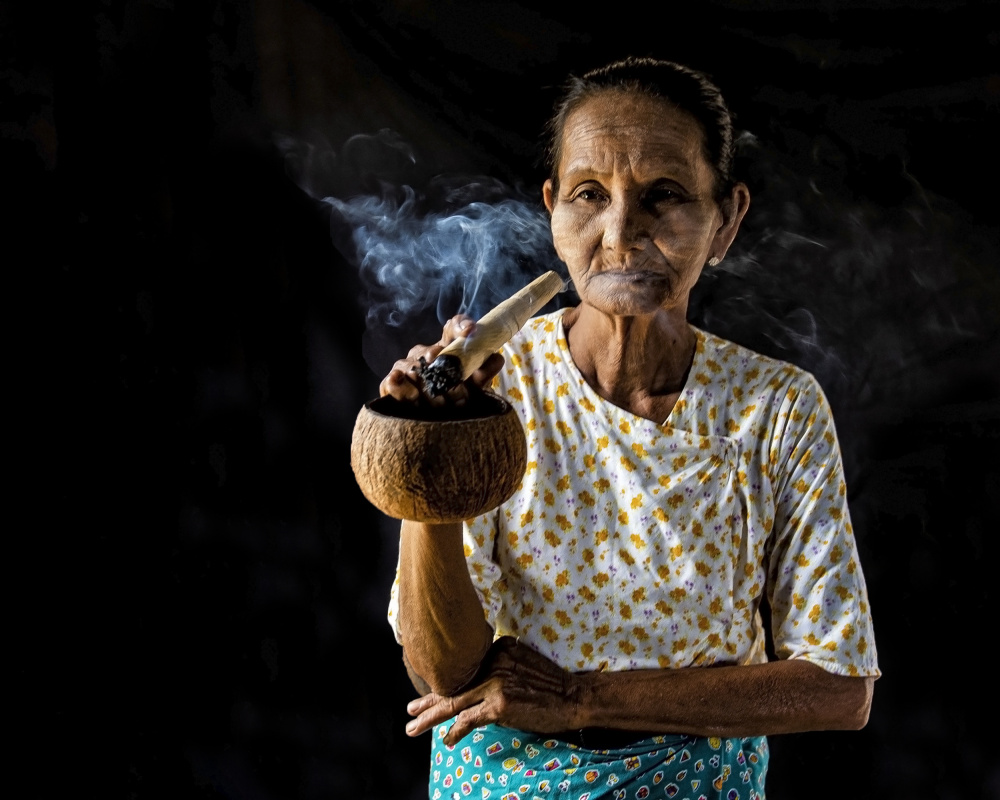 Woman smokes cigar, Bagan, Myanmar von Aharon Golani