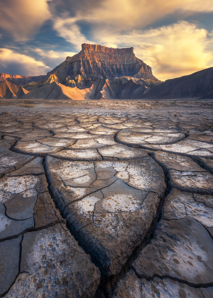 Butte and Mud Cracks von Aidong Ning