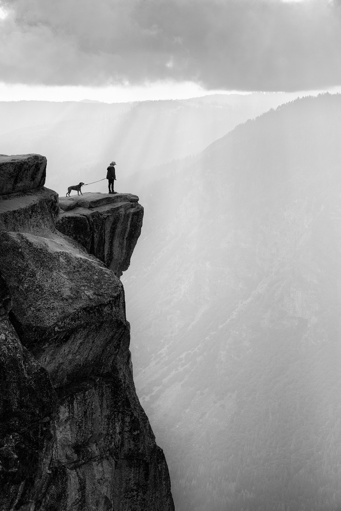 Woman and dog on cliff von Aidong Ning