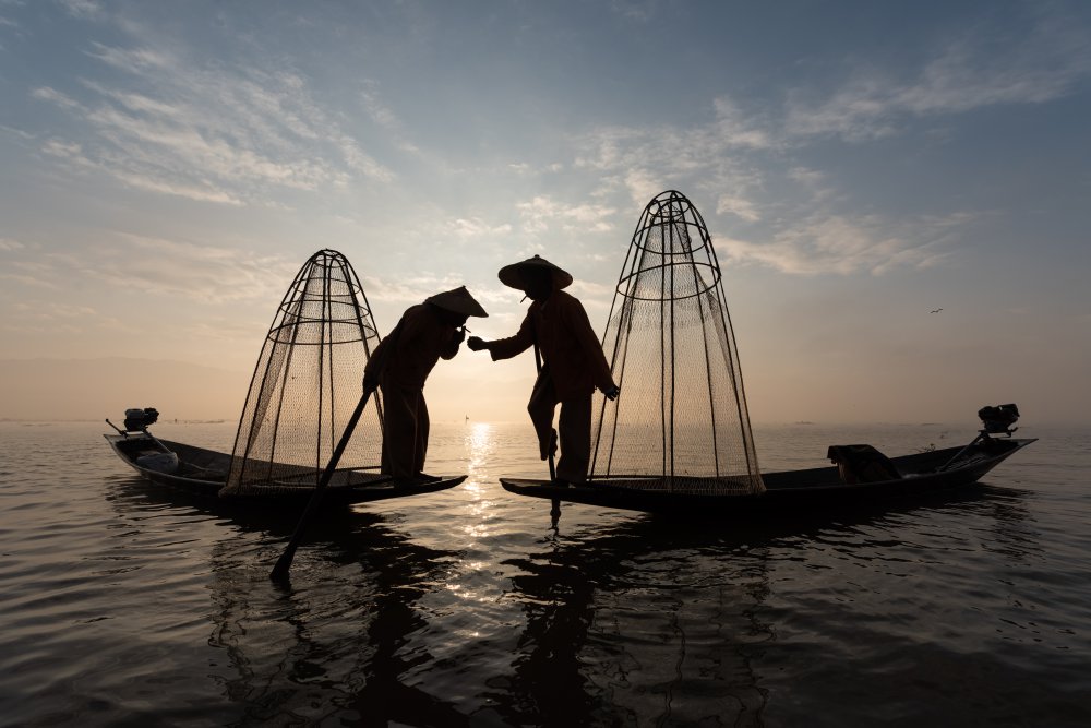 Boatsmen of Inle von Ajay Maharjan