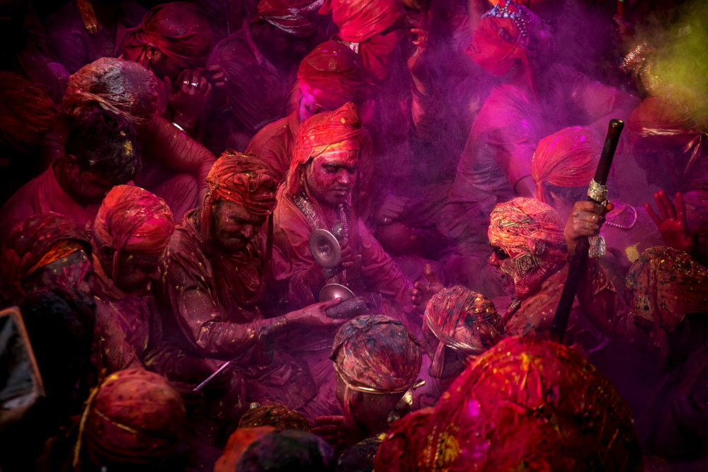 Chanting at Holi von Ajit Rana