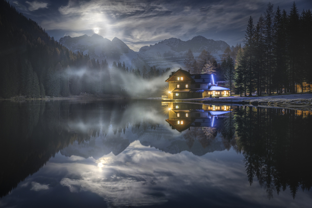 The Moon rises from the mountain von Alberto Ghizzi Panizza