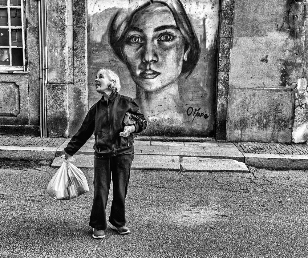 Dancing in the street of Porto von Aleš Klabus