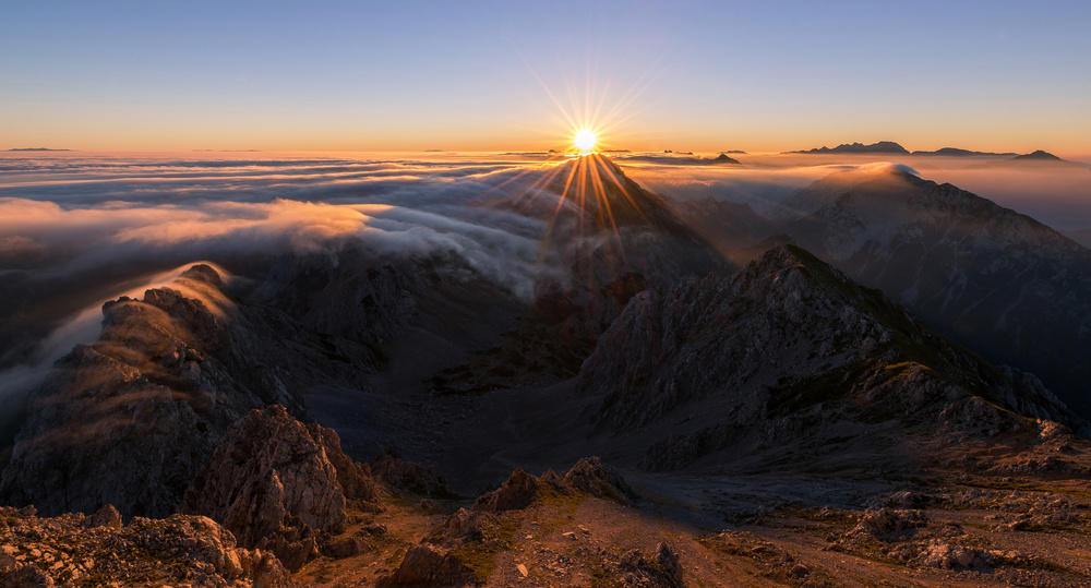 Foggy sunrise von Ales Krivec