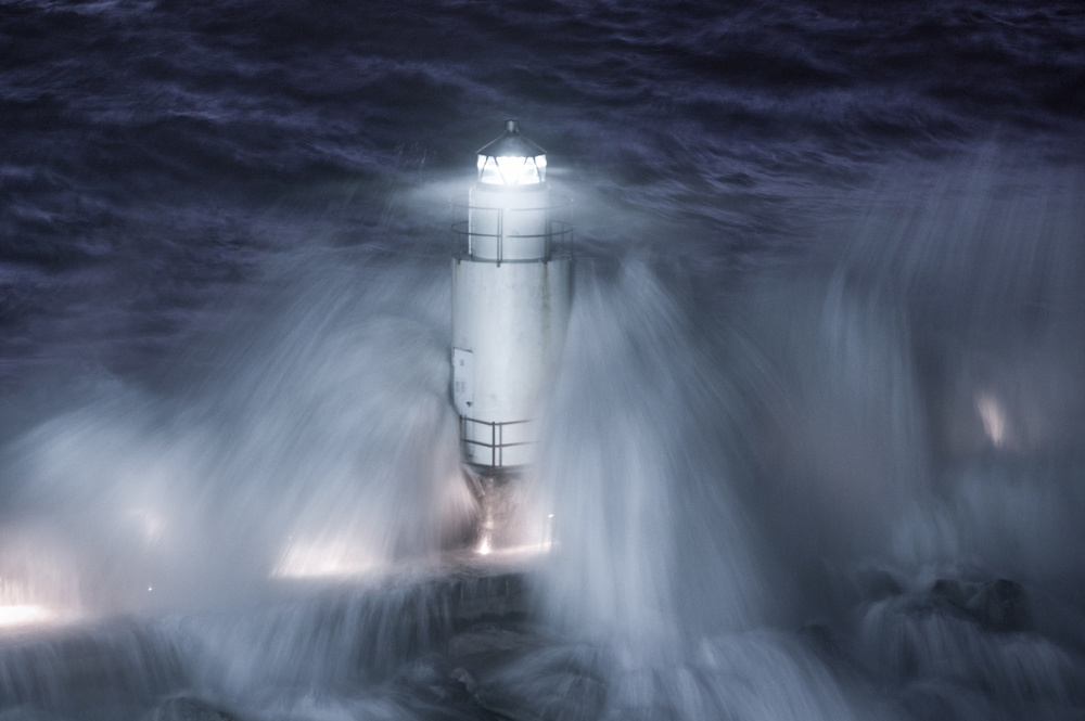 The lighthouse in the stormy night von Alessandro Traverso