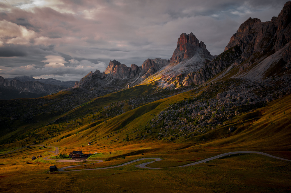 Last rays of sunshine at the Giau pass von Alessandro Traverso