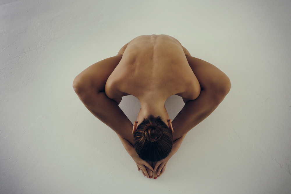 the triangle of sensuality. A  naked girl poses with sensual and provocative asanas in photostudio von Alexandr