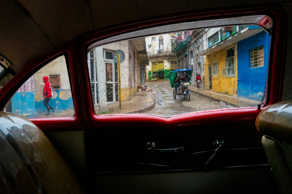 View through a Taxi von Ali Khataw