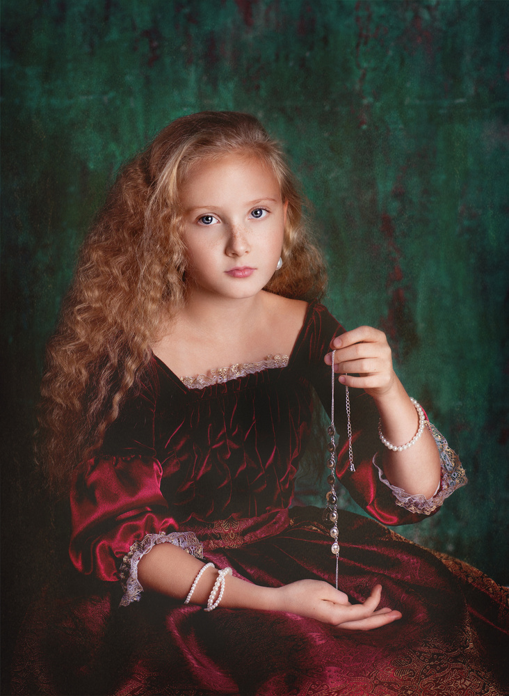 Portrait of a girl with a necklace von Alina Lankina