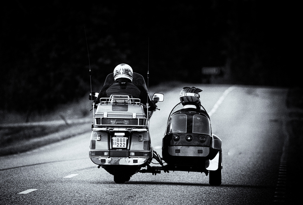 Motorcycle with side trolley von Allan Wallberg