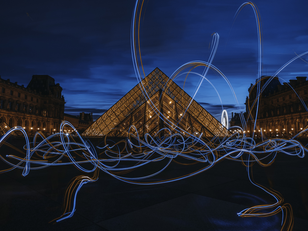 Light painting at Louvre Museum von Amir