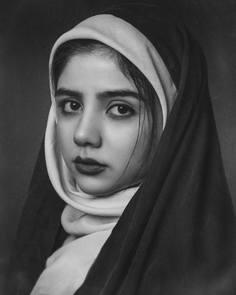 Portrait of beautiful  Muslim girl with oppressed look von Amir Heydari