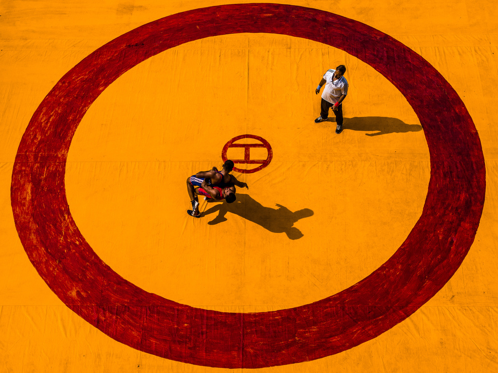 Wrestle in Circle of Yellow von Amit Paul