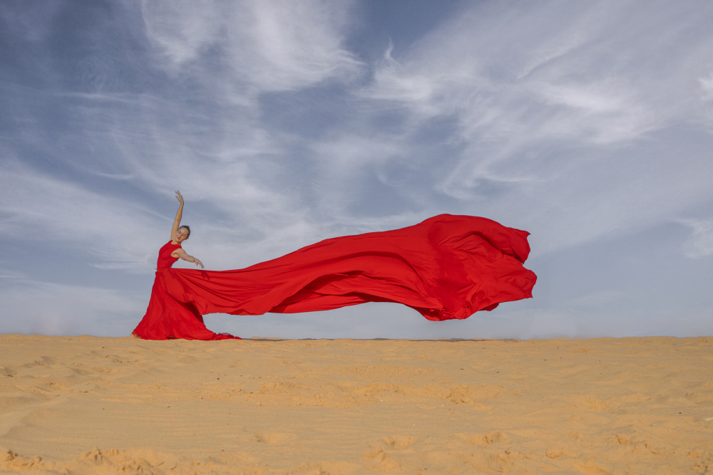 Red between sands and sky von Anat Magril