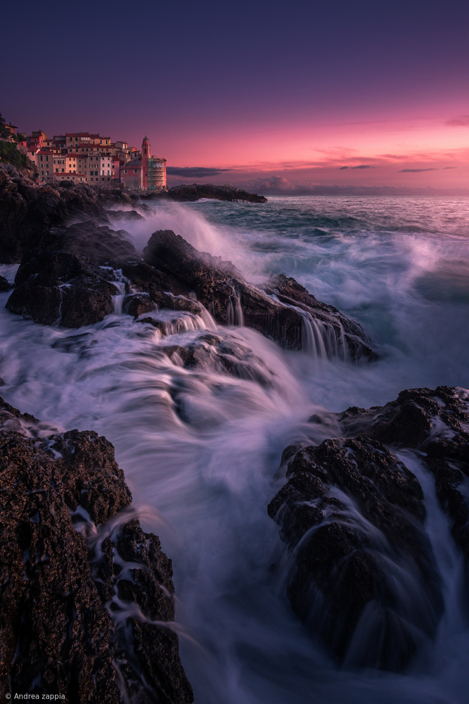 Waves between the rocks von Andrea Zappia