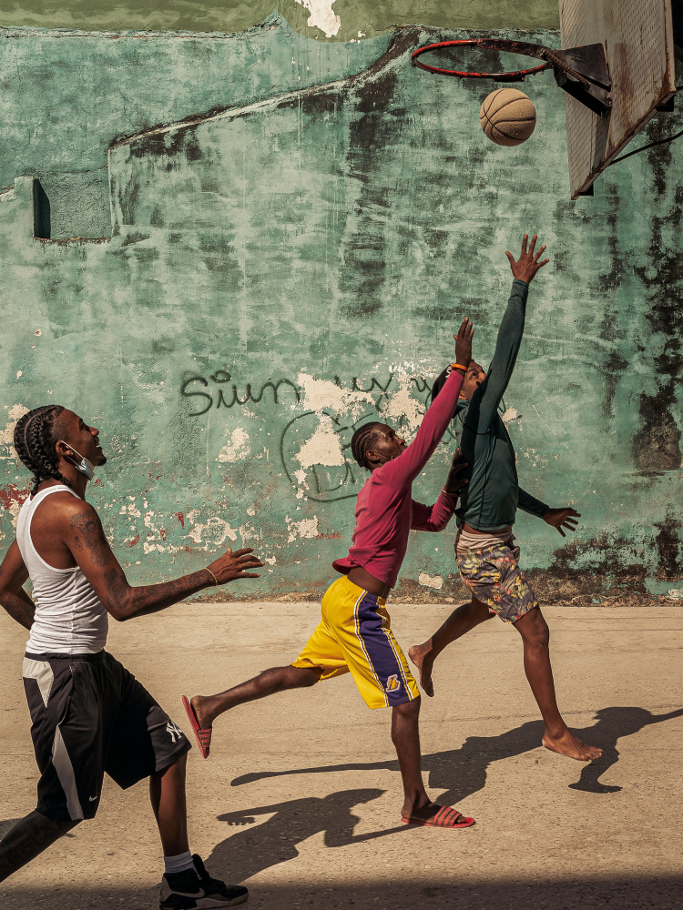 Playing Basketball von Andreas Bauer