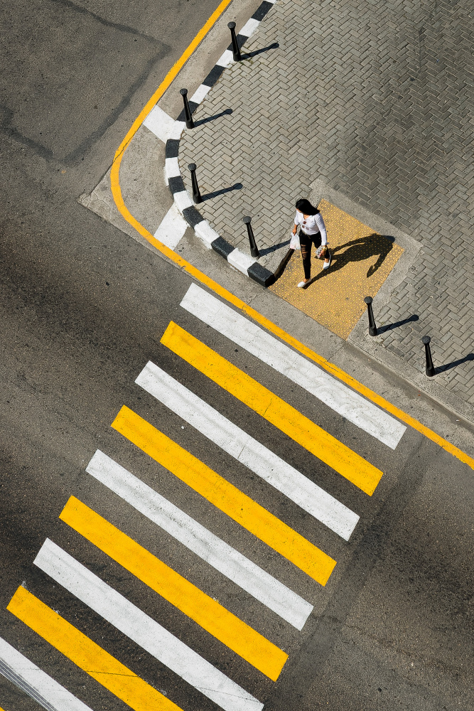 Woman passing Crosswalk von Andreas Bauer