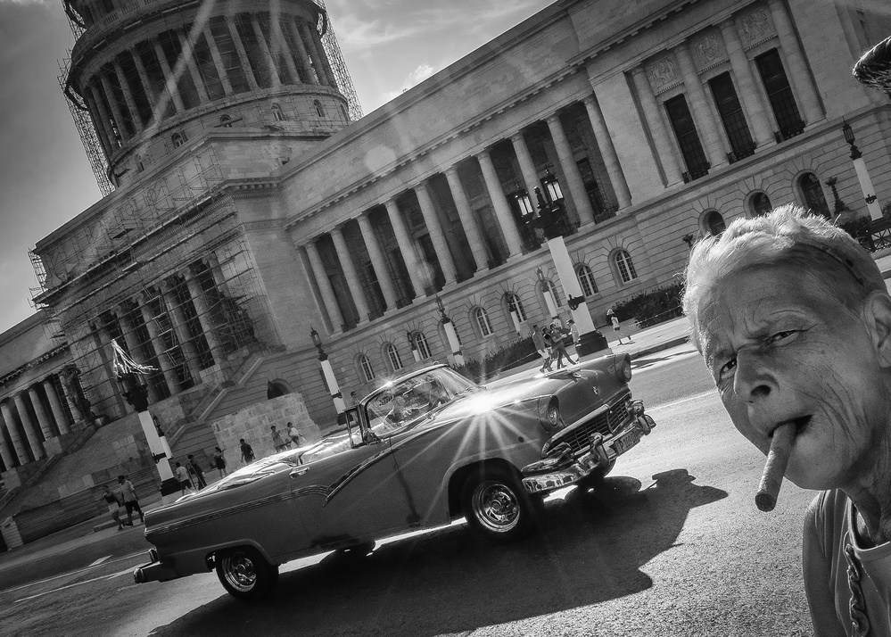 Smoking Capitolio, Havana von Andreas Bauer