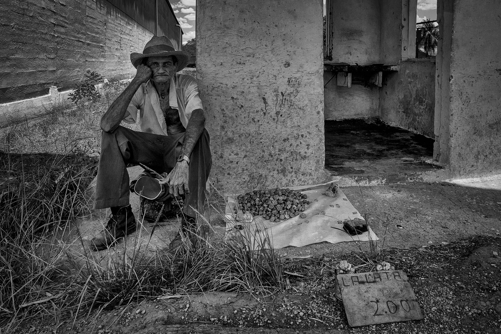 Selling some Fruits - Central Cuba von Andreas Bauer