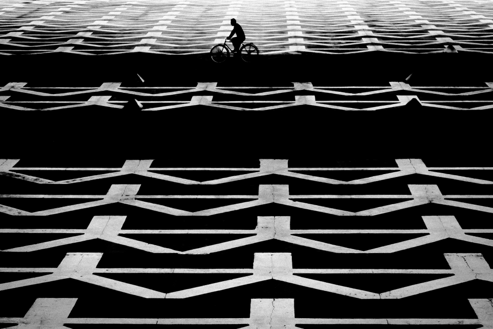 Passing Che. Plaza de la Revolution. Santa Clara. Cuba. von Andreas Bauer