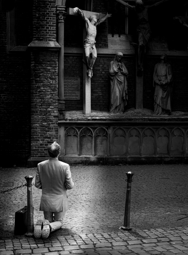 a spontaneous prayer on the street von Andreas Timar