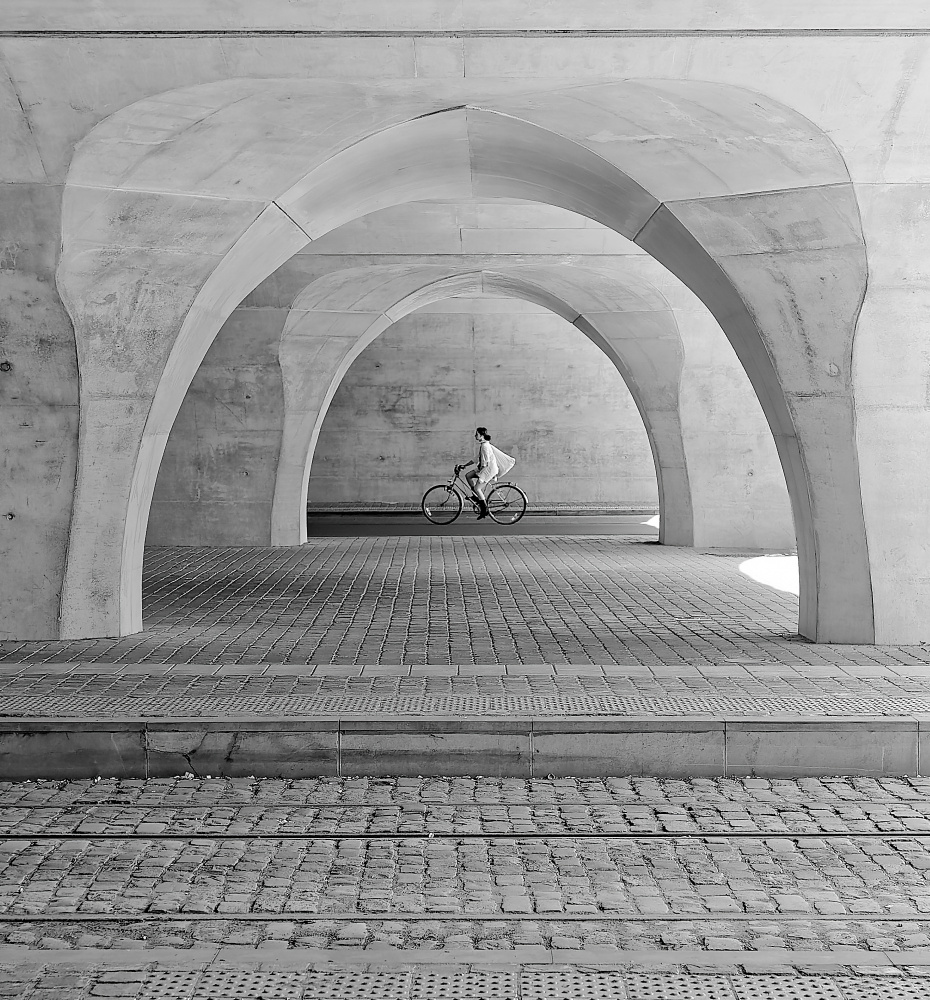 cyclists under the arches von Andreas Timar