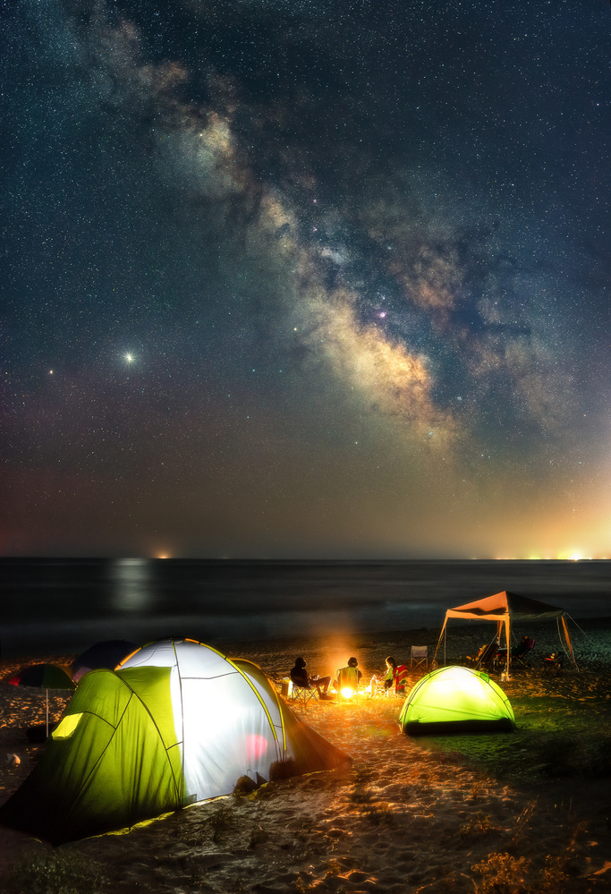 Night by the sea von Andrei Ionut Dascalu