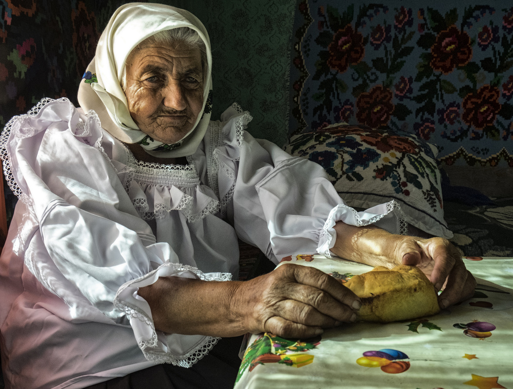 Old woman von Andrei Nicolas - The Traveler