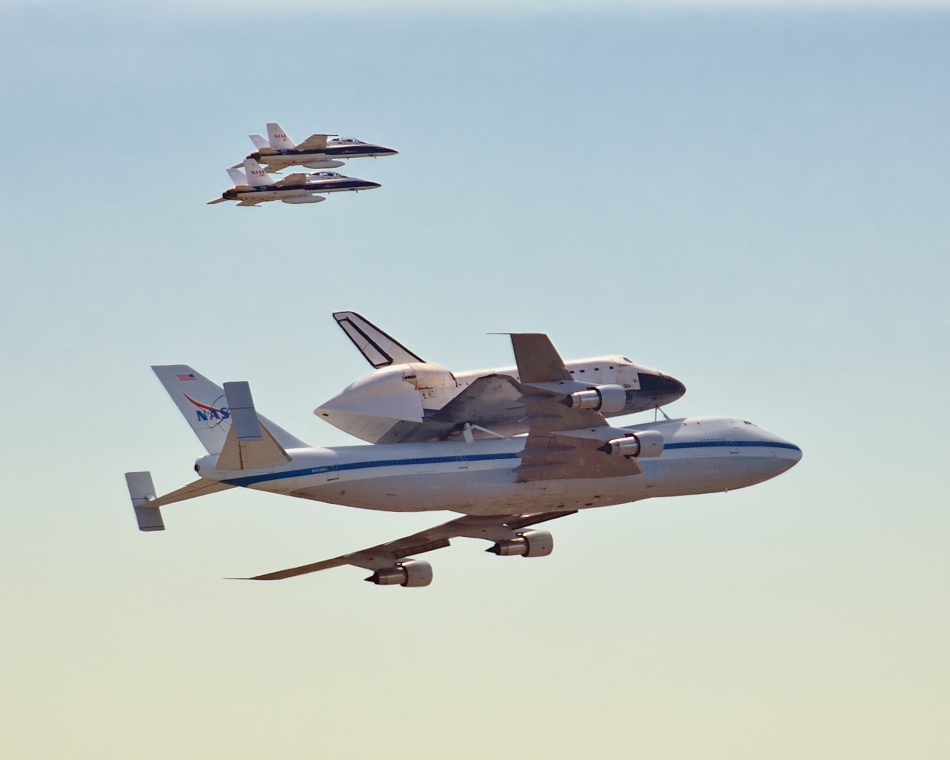 Endeavour Last Fly von Andrew J. Lee