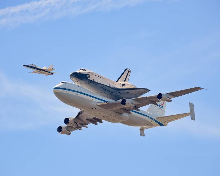 Flying into History von Andrew J. Lee