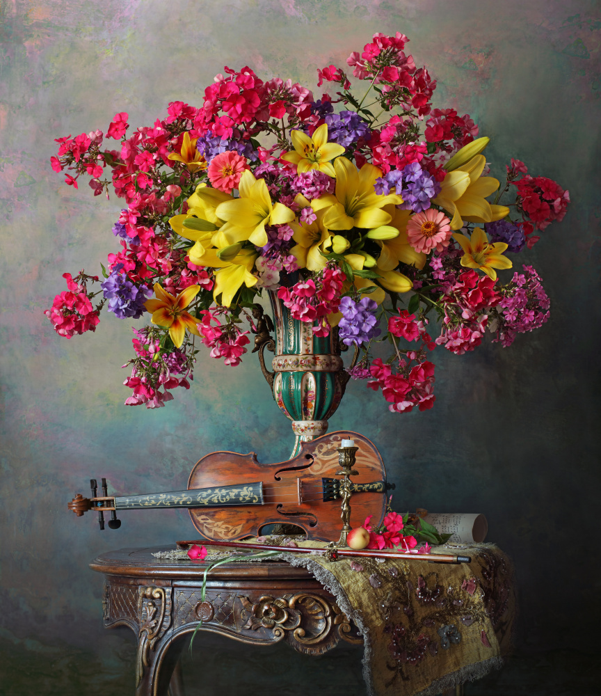 	 Still life with violin and flowers von Andrey Morozov