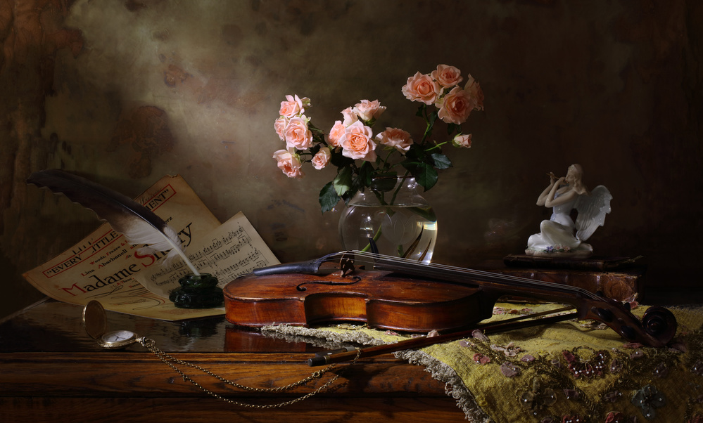 Still life with violin and roses von Andrey Morozov