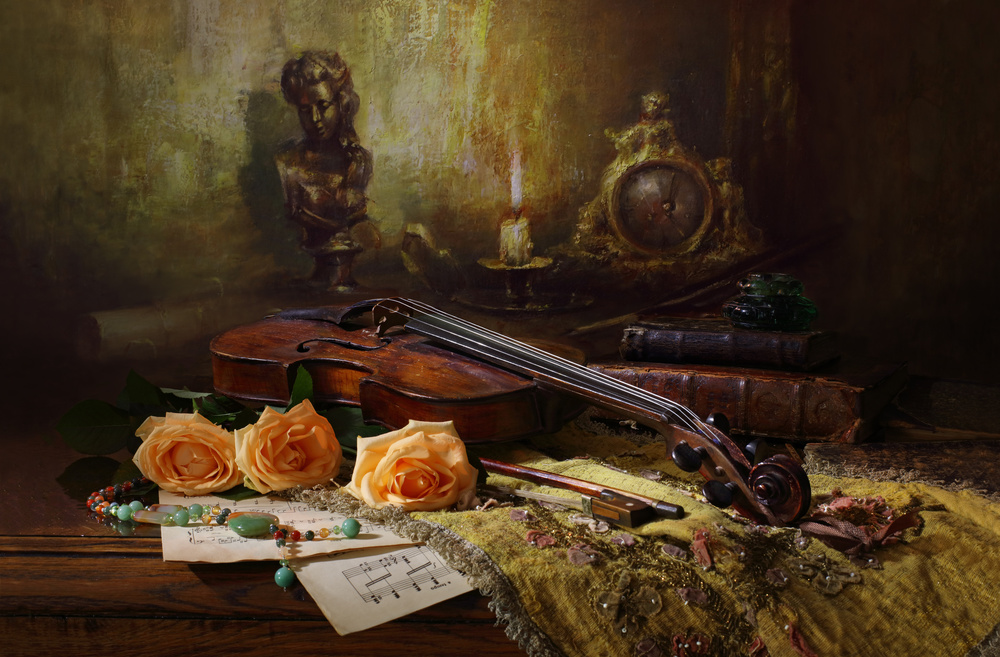 Still life with violin and roses von Andrey Morozov