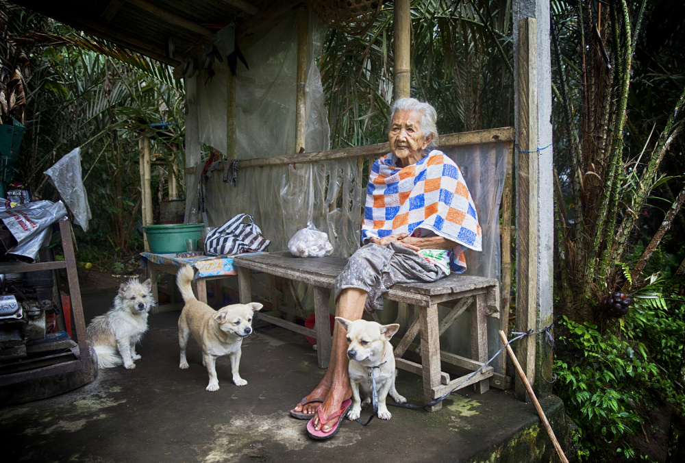 Old Lady and 3 dogs von Angela Muliani Hartojo