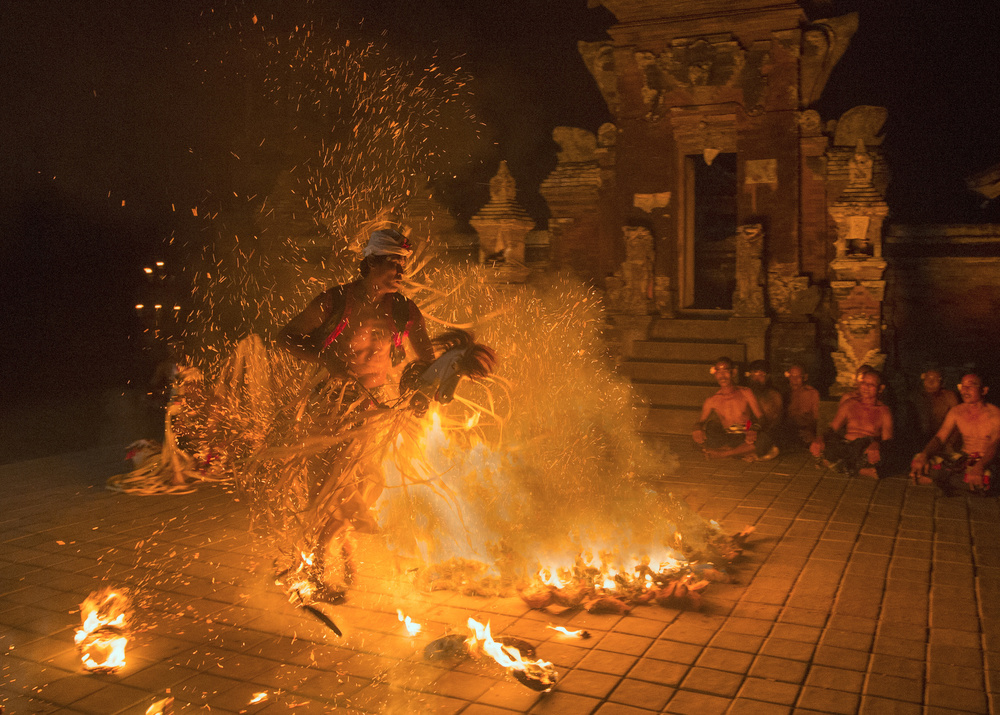 Fire Dancer 2 von Angela Muliani Hartojo