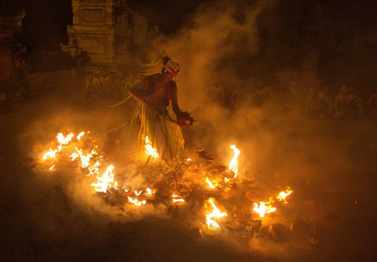 Fire Dancer von Angela Muliani Hartojo