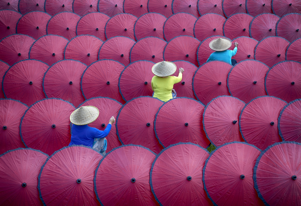 Paint Umbrellas Together von Angela Muliani Hartojo