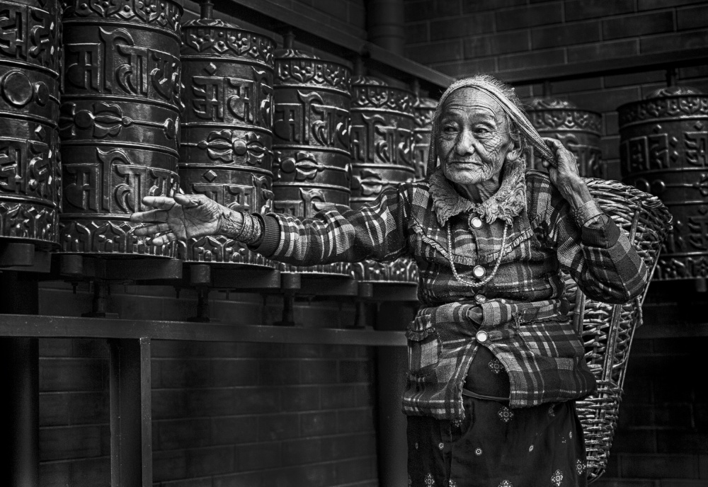 Nepali Old Woman von Angela Muliani Hartojo