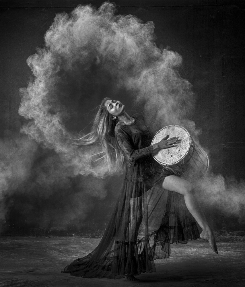 Dance with Drum von Angela Muliani Hartojo