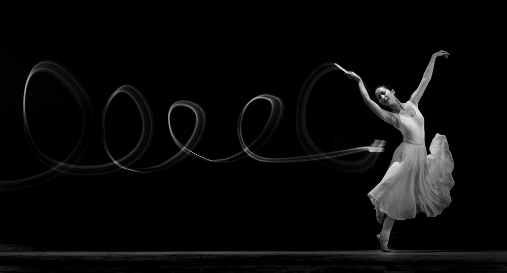 Dancing with Light von Angela Muliani Hartojo